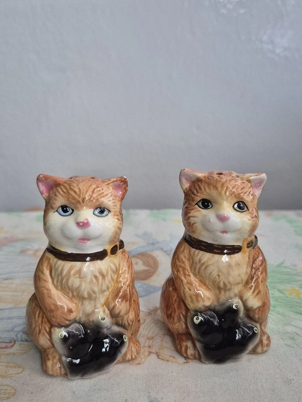 🌙​VTG GKRO Orange Ginger Cat holding Fish Ceramic Salt & Pepper Shaker Set
